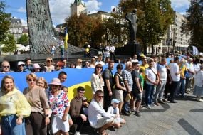 Люди тримають 35-метровий прапор України