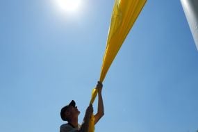 У Краматорську встановили найбільший прапор України на Донеччині