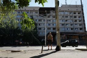 Поврежденный в результате российских атак жилой дом в Краматорске