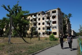 Поврежденный в результате российских атак жилой дом в Краматорске