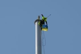 У Краматорську встановили найбільший прапор України на Донеччині