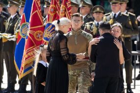 Владимир Зеленский передал награды родным погибших Героев