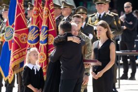 Владимир Зеленский передал награды родным погибших Героев