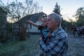 Чоловік тримає дитину на руках