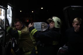 Спасатель пьет воду
