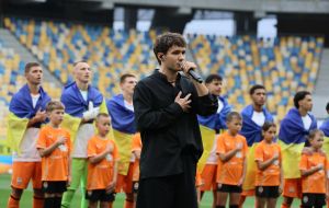 Співак YAKTAK виконує гімн України