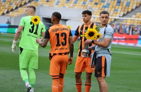 Football players holding sunflowers