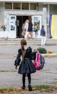 Девочка идет в школу в День знаний