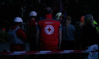 Representatives of the Ukrainian Red Cross near people whose houses were damaged by Russian shelling