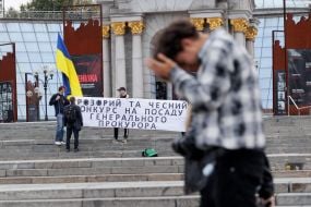 Активисты с плакатом "Прозрачный и честный конкурс на должность генерального прокурора" на Майдане Незалежности в Киеве