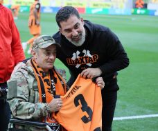 Arda Turan is having his photo taken with a soldier