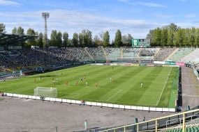 Вид с трибуны на футбольное поле стадиона