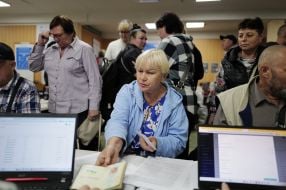 Люди в евакуаційному центрі в Лозовій