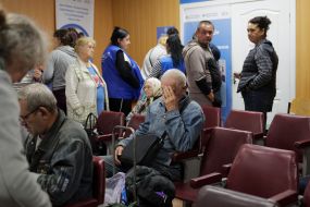Люди в евакуаційному центрі в Лозовій