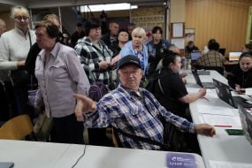 Люди в евакуаційному центрі в Лозовій
