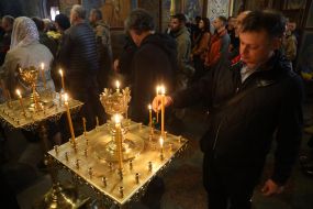 Верующие ставят свечи