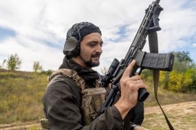 A fighter from the 13th "Khartia" Brigade of the National Guard of Ukraine.