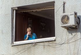 Выбитые окна в многоквартирном доме в Салтовском районе Харькова
