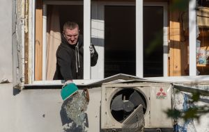 Выбитые окна в многоквартирном доме в Салтовском районе Харькова