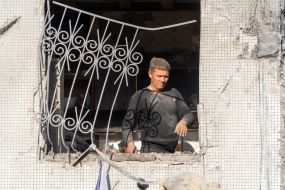 Выбитые окна в многоквартирном доме в Салтовском районе Харькова