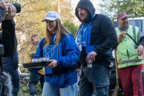 Штаб допомоги біля пошкодженого внаслідок російського обстрілу житлового будинку