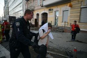 Сотрудник полиции возле мальчика на задымленной улице в центре Киева