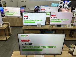 Оголошення про повітряну тривогу на екранах в магазині побутової техніки