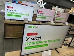 Оголошення про повітряну тривогу на екранах в магазині побутової техніки