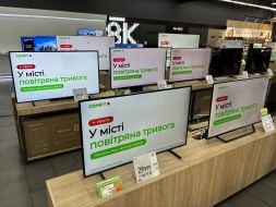 Оголошення про повітряну тривогу на екранах в магазині побутової техніки
