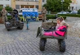 Діти катаються на дроні