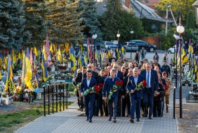 Flower-laying ceremony at the Memorial to Fallen Heroes