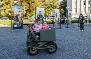 Діти катаються на дроні