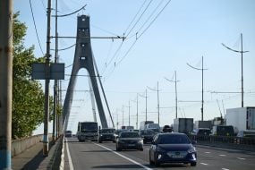 Транспорт на Северном мосту в Киеве