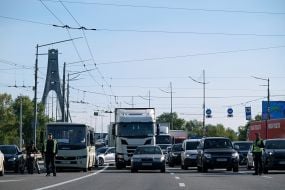 Усложненное движение на Северном мосту в Киеве
