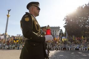 Воины роты почетного караула с лампадками