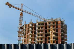 Будівельний майданчик в одному зі спальних районів