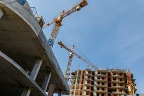 Будівельний майданчик в одному зі спальних районів
