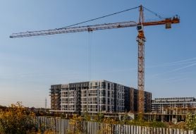 Будівельний майданчик в одному зі спальних районів