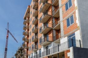 Будівельний майданчик в одному зі спальних районів
