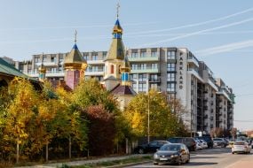 Церква на фоні новобудови