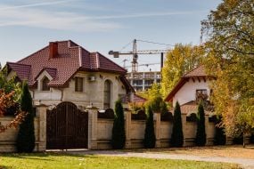 Приватні будинки на фоні будівельного майданчику