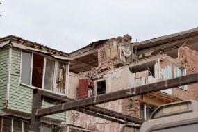 Последствия ракетного удара по жилому дому в Прилуках