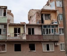 Последствия ракетного удара по жилому дому в Прилуках
