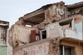 Последствия ракетного удара по жилому дому в Прилуках