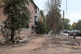 Последствия ракетного удара по жилому дому в Прилуках