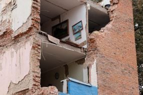 Последствия ракетного удара по жилому дому в Прилуках