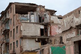 Последствия ракетного удара по жилому дому в Прилуках