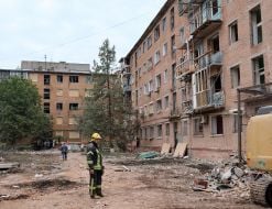 Последствия ракетного удара по жилому дому в Прилуках