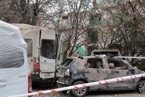 Автомобили, поврежденные в результате российского ракетного удара в Прилуках