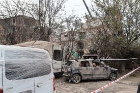 Автомобили, поврежденные в результате российского ракетного удара в Прилуках